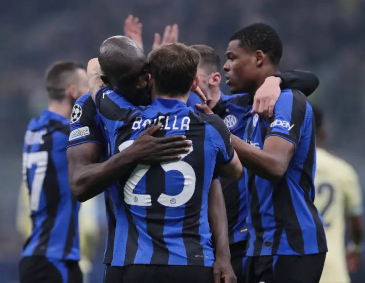 Romelu Lukaku joined by his teammates in celebrating - Inter media