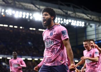 Simms scores late as Everton deny Chelsea victory