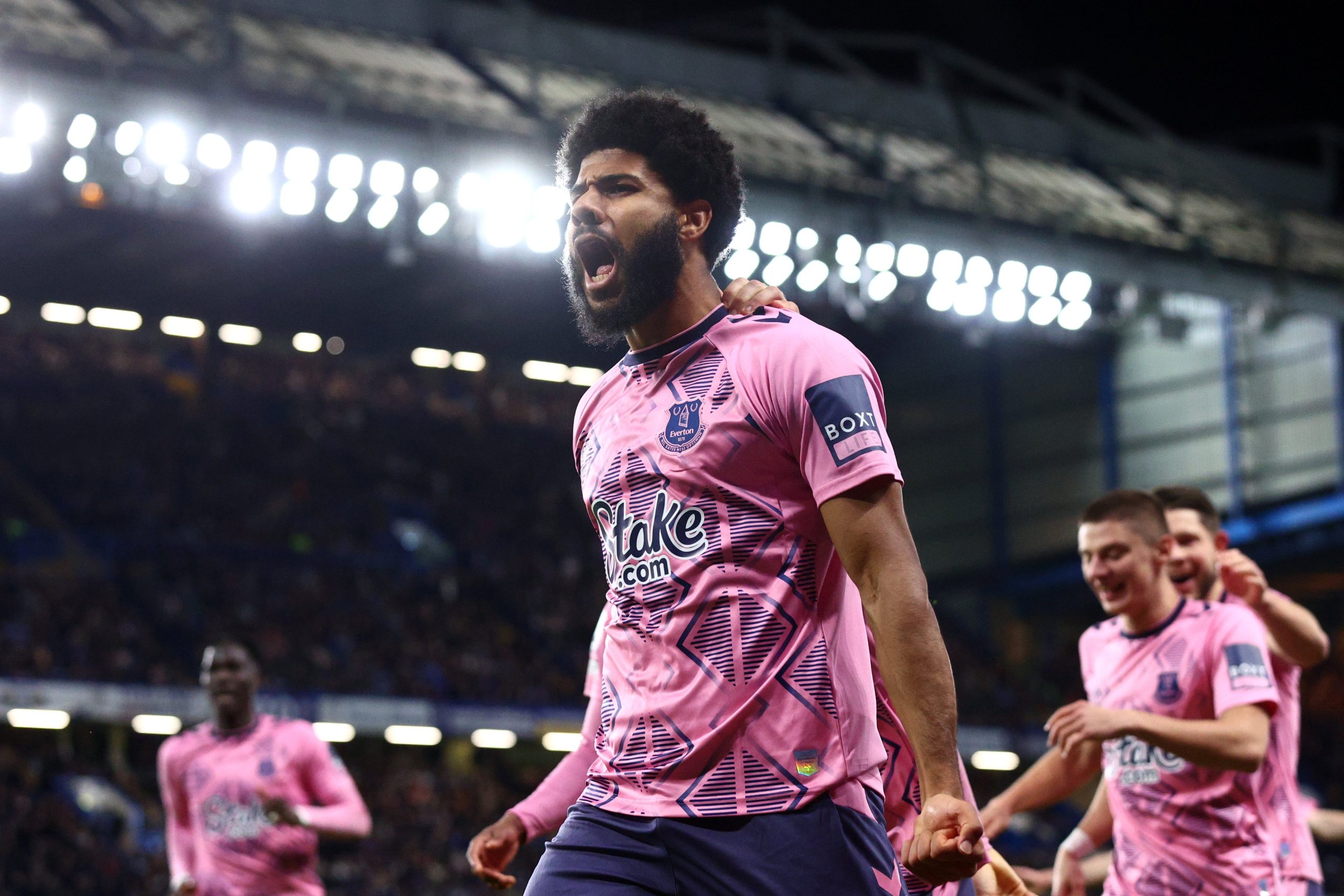 Simms scores late as Everton deny Chelsea victorSimms scores late as ...