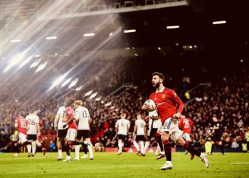 Manchester United beat 9-man Fulham to advance into semi- finals