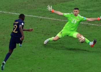 Kolo Muani hates  Argentina goalie Emiliano Martinez