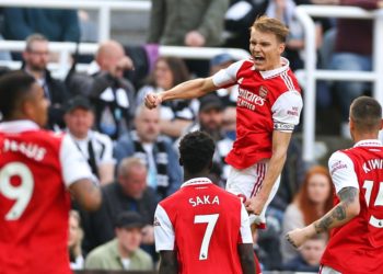 Newcastle 0-2 Arsenal: Gunners win takes them a point behind leaders Man City