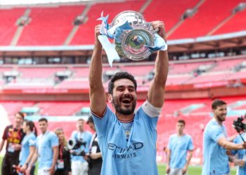 İlkay Gündoğan lifting mancity FA Cup