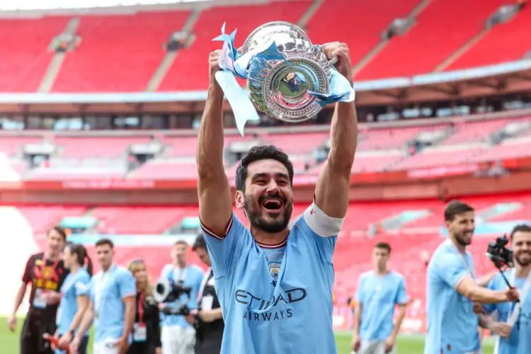 İlkay Gündoğan lifting mancity FA Cup