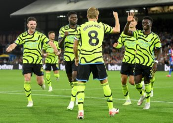 10-man Arsenal beat strong-willed Crystal Palace under the lights