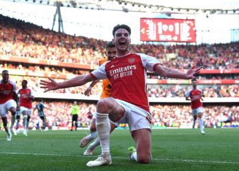 Arsenal score twice in injury-time to gun down Manchester United