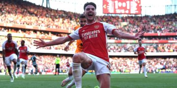 Arsenal score twice in injury-time to gun down Manchester United