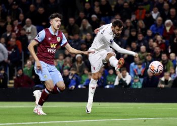 Bruno Fernandes’ stunner helps Man United end losing run