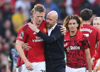 Scott McTominay scores twice in stoppage time as Man United beat Brentford